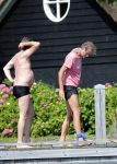 Loosdrecht 21 juli 2013
Jeroen Pauw heeft ongeluk gehad en zijn voet zit helemaal onder het bloed . Zijn vriendin nimet groeneweg troost hem als ze op zijn boot de whiteman ( vernoemd naar Paul Witteman) naar zijn huis toe varen.
Peter Smulders bv