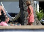 Loosdrecht 21 juli 2013
Jeroen Pauw heeft ongeluk gehad en zijn voet zit helemaal onder het bloed . Zijn vriendin nimet groeneweg troost hem als ze op zijn boot de whiteman ( vernoemd naar Paul Witteman) naar zijn huis toe varen.
Peter Smulders bv