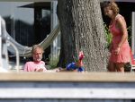 Loosdrecht 21 juli 2013
Jeroen Pauw heeft ongeluk gehad en zijn voet zit helemaal onder het bloed . Zijn vriendin nimet groeneweg troost hem als ze op zijn boot de whiteman ( vernoemd naar Paul Witteman) naar zijn huis toe varen.
Peter Smulders bv