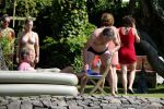 Loosdrecht 21 juli 2013
Jeroen Pauw heeft ongeluk gehad en zijn voet zit helemaal onder het bloed . Zijn vriendin nimet groeneweg troost hem als ze op zijn boot de whiteman ( vernoemd naar Paul Witteman) naar zijn huis toe varen.
Peter Smulders bv