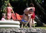 Loosdrecht 21 juli 2013
Jeroen Pauw heeft ongeluk gehad en zijn voet zit helemaal onder het bloed . Zijn vriendin nimet groeneweg troost hem als ze op zijn boot de whiteman ( vernoemd naar Paul Witteman) naar zijn huis toe varen.
Peter Smulders bv