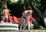 Loosdrecht 21 juli 2013
Jeroen Pauw heeft ongeluk gehad en zijn voet zit helemaal onder het bloed . Zijn vriendin nimet groeneweg troost hem als ze op zijn boot de whiteman ( vernoemd naar Paul Witteman) naar zijn huis toe varen.
Peter Smulders bv