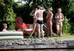 Loosdrecht 21 juli 2013
Jeroen Pauw heeft ongeluk gehad en zijn voet zit helemaal onder het bloed . Zijn vriendin nimet groeneweg troost hem als ze op zijn boot de whiteman ( vernoemd naar Paul Witteman) naar zijn huis toe varen.
Peter Smulders bv