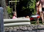 Loosdrecht 21 juli 2013
Jeroen Pauw heeft ongeluk gehad en zijn voet zit helemaal onder het bloed . Zijn vriendin nimet groeneweg troost hem als ze op zijn boot de whiteman ( vernoemd naar Paul Witteman) naar zijn huis toe varen.
Peter Smulders bv