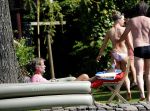 Loosdrecht 21 juli 2013
Jeroen Pauw heeft ongeluk gehad en zijn voet zit helemaal onder het bloed . Zijn vriendin nimet groeneweg troost hem als ze op zijn boot de whiteman ( vernoemd naar Paul Witteman) naar zijn huis toe varen.
Peter Smulders bv