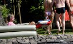 Loosdrecht 21 juli 2013
Jeroen Pauw heeft ongeluk gehad en zijn voet zit helemaal onder het bloed . Zijn vriendin nimet groeneweg troost hem als ze op zijn boot de whiteman ( vernoemd naar Paul Witteman) naar zijn huis toe varen.
Peter Smulders bv