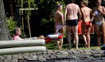 Loosdrecht 21 juli 2013
Jeroen Pauw heeft ongeluk gehad en zijn voet zit helemaal onder het bloed . Zijn vriendin nimet groeneweg troost hem als ze op zijn boot de whiteman ( vernoemd naar Paul Witteman) naar zijn huis toe varen.
Peter Smulders bv