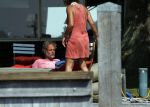 Loosdrecht 21 juli 2013
Jeroen Pauw heeft ongeluk gehad en zijn voet zit helemaal onder het bloed . Zijn vriendin nimet groeneweg troost hem als ze op zijn boot de whiteman ( vernoemd naar Paul Witteman) naar zijn huis toe varen.
Peter Smulders bv