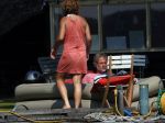 Loosdrecht 21 juli 2013
Jeroen Pauw heeft ongeluk gehad en zijn voet zit helemaal onder het bloed . Zijn vriendin nimet groeneweg troost hem als ze op zijn boot de whiteman ( vernoemd naar Paul Witteman) naar zijn huis toe varen.
Peter Smulders bv