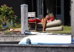 Loosdrecht 21 juli 2013
Jeroen Pauw heeft ongeluk gehad en zijn voet zit helemaal onder het bloed . Zijn vriendin nimet groeneweg troost hem als ze op zijn boot de whiteman ( vernoemd naar Paul Witteman) naar zijn huis toe varen.
Peter Smulders bv