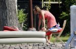 Loosdrecht 21 juli 2013
Jeroen Pauw heeft ongeluk gehad en zijn voet zit helemaal onder het bloed . Zijn vriendin nimet groeneweg troost hem als ze op zijn boot de whiteman ( vernoemd naar Paul Witteman) naar zijn huis toe varen.
Peter Smulders bv