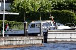 Loosdrecht 21 juli 2013
Jeroen Pauw heeft ongeluk gehad en zijn voet zit helemaal onder het bloed . Zijn vriendin nimet groeneweg troost hem als ze op zijn boot de whiteman ( vernoemd naar Paul Witteman) naar zijn huis toe varen.
Peter Smulders bv