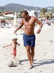 ibiza 1 juli 2013
Johnny Heitinga en zijn vrouw Charlotte Sophie met hun kinderen jezebel en Lennox op het strand van Talamanca.
Peter Smulders bv
