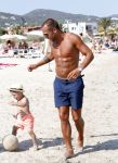 ibiza 1 juli 2013
Johnny Heitinga en zijn vrouw Charlotte Sophie met hun kinderen jezebel en Lennox op het strand van Talamanca.
Peter Smulders bv