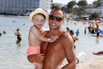 ibiza 1 juli 2013
Johnny Heitinga en zijn vrouw Charlotte Sophie met hun kinderen jezebel en Lennox op het strand van Talamanca.
Peter Smulders bv
