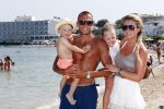 ibiza 1 juli 2013
Johnny Heitinga en zijn vrouw Charlotte Sophie met hun kinderen jezebel en Lennox op het strand van Talamanca.
Peter Smulders bv