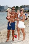 ibiza 1 juli 2013
Johnny Heitinga en zijn vrouw Charlotte Sophie met hun kinderen jezebel en Lennox op het strand van Talamanca.
Peter Smulders bv