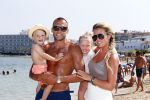 ibiza 1 juli 2013
Johnny Heitinga en zijn vrouw Charlotte Sophie met hun kinderen jezebel en Lennox op het strand van Talamanca.
Peter Smulders bv