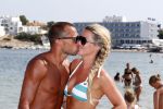 ibiza 1 juli 2013
Johnny Heitinga en zijn vrouw Charlotte Sophie met hun kinderen jezebel en Lennox op het strand van Talamanca.
Peter Smulders bv