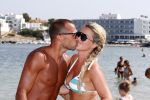 ibiza 1 juli 2013
Johnny Heitinga en zijn vrouw Charlotte Sophie met hun kinderen jezebel en Lennox op het strand van Talamanca.
Peter Smulders bv