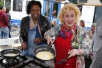 Amsterdam 1 juli 2013
Prominenten serveren 1 juli Keti Koti Ontbijt bij herdenking slavernijverleden op het Leidse Plein. Karin Bloemen
Peter Smulders bv