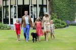 Wassenaar 19 juli 2013
Fotouur met Koning Willem Alexander koningin Maxima en de prinsesjes Amalia Alexia en Ariane bij hun huis op de horsten. Ook hun hond skipper was daarbij aanwezig.
Peter Smulders bv