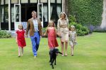 Wassenaar 19 juli 2013
Fotouur met Koning Willem Alexander koningin Maxima en de prinsesjes Amalia Alexia en Ariane bij hun huis op de horsten. Ook hun hond skipper was daarbij aanwezig.
Peter Smulders bv