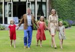 Wassenaar 19 juli 2013
Fotouur met Koning Willem Alexander koningin Maxima en de prinsesjes Amalia Alexia en Ariane bij hun huis op de horsten. Ook hun hond skipper was daarbij aanwezig.
Peter Smulders bv