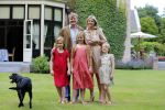 Wassenaar 19 juli 2013
Fotouur met Koning Willem Alexander koningin Maxima en de prinsesjes Amalia Alexia en Ariane bij hun huis op de horsten. Ook hun hond skipper was daarbij aanwezig.
Peter Smulders bv