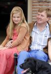 Wassenaar 19 juli 2013
Fotouur met Koning Willem Alexander koningin Maxima en de prinsesjes Amalia Alexia en Ariane bij hun huis op de horsten. Ook hun hond skipper was daarbij aanwezig.
Peter Smulders bv