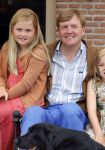 Wassenaar 19 juli 2013
Fotouur met Koning Willem Alexander koningin Maxima en de prinsesjes Amalia Alexia en Ariane bij hun huis op de horsten. Ook hun hond skipper was daarbij aanwezig.
Peter Smulders bv