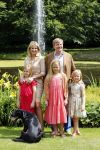 Wassenaar 19 juli 2013
Fotouur met Koning Willem Alexander koningin Maxima en de prinsesjes Amalia Alexia en Ariane bij hun huis op de horsten. Ook hun hond skipper was daarbij aanwezig.
Peter Smulders bv