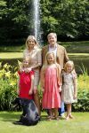 Wassenaar 19 juli 2013
Fotouur met Koning Willem Alexander koningin Maxima en de prinsesjes Amalia Alexia en Ariane bij hun huis op de horsten. Ook hun hond skipper was daarbij aanwezig.
Peter Smulders bv