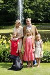 Wassenaar 19 juli 2013
Fotouur met Koning Willem Alexander koningin Maxima en de prinsesjes Amalia Alexia en Ariane bij hun huis op de horsten. Ook hun hond skipper was daarbij aanwezig.
Peter Smulders bv