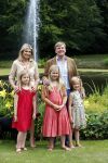 Wassenaar 19 juli 2013
Fotouur met Koning Willem Alexander koningin Maxima en de prinsesjes Amalia Alexia en Ariane bij hun huis op de horsten. Ook hun hond skipper was daarbij aanwezig.
Peter Smulders bv