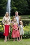 Wassenaar 19 juli 2013
Fotouur met Koning Willem Alexander koningin Maxima en de prinsesjes Amalia Alexia en Ariane bij hun huis op de horsten. Ook hun hond skipper was daarbij aanwezig.
Peter Smulders bv