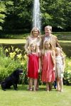 Wassenaar 19 juli 2013
Fotouur met Koning Willem Alexander koningin Maxima en de prinsesjes Amalia Alexia en Ariane bij hun huis op de horsten. Ook hun hond skipper was daarbij aanwezig.
Peter Smulders bv
