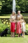 Wassenaar 19 juli 2013
Fotouur met Koning Willem Alexander koningin Maxima en de prinsesjes Amalia Alexia en Ariane bij hun huis op de horsten. Ook hun hond skipper was daarbij aanwezig.
Peter Smulders bv