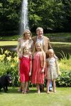 Wassenaar 19 juli 2013
Fotouur met Koning Willem Alexander koningin Maxima en de prinsesjes Amalia Alexia en Ariane bij hun huis op de horsten. Ook hun hond skipper was daarbij aanwezig.
Peter Smulders bv