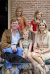Wassenaar 19 juli 2013
Fotouur met Koning Willem Alexander koningin Maxima en de prinsesjes Amalia Alexia en Ariane bij hun huis op de horsten. Ook hun hond skipper was daarbij aanwezig.
Peter Smulders bv