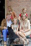 Wassenaar 19 juli 2013
Fotouur met Koning Willem Alexander koningin Maxima en de prinsesjes Amalia Alexia en Ariane bij hun huis op de horsten. Ook hun hond skipper was daarbij aanwezig.
Peter Smulders bv