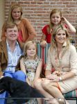 Wassenaar 19 juli 2013
Fotouur met Koning Willem Alexander koningin Maxima en de prinsesjes Amalia Alexia en Ariane bij hun huis op de horsten. Ook hun hond skipper was daarbij aanwezig.
Peter Smulders bv