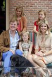 Wassenaar 19 juli 2013
Fotouur met Koning Willem Alexander koningin Maxima en de prinsesjes Amalia Alexia en Ariane bij hun huis op de horsten. Ook hun hond skipper was daarbij aanwezig.
Peter Smulders bv