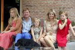 Wassenaar 19 juli 2013
Fotouur met Koning Willem Alexander koningin Maxima en de prinsesjes Amalia Alexia en Ariane bij hun huis op de horsten. Ook hun hond skipper was daarbij aanwezig.
Peter Smulders bv