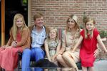 Wassenaar 19 juli 2013
Fotouur met Koning Willem Alexander koningin Maxima en de prinsesjes Amalia Alexia en Ariane bij hun huis op de horsten. Ook hun hond skipper was daarbij aanwezig.
Peter Smulders bv
