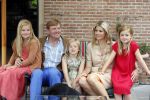 Wassenaar 19 juli 2013
Fotouur met Koning Willem Alexander koningin Maxima en de prinsesjes Amalia Alexia en Ariane bij hun huis op de horsten. Ook hun hond skipper was daarbij aanwezig.
Peter Smulders bv