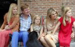 Wassenaar 19 juli 2013
Fotouur met Koning Willem Alexander koningin Maxima en de prinsesjes Amalia Alexia en Ariane bij hun huis op de horsten. Ook hun hond skipper was daarbij aanwezig.
Peter Smulders bv