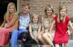 Wassenaar 19 juli 2013
Fotouur met Koning Willem Alexander koningin Maxima en de prinsesjes Amalia Alexia en Ariane bij hun huis op de horsten. Ook hun hond skipper was daarbij aanwezig.
Peter Smulders bv