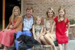 Wassenaar 19 juli 2013
Fotouur met Koning Willem Alexander koningin Maxima en de prinsesjes Amalia Alexia en Ariane bij hun huis op de horsten. Ook hun hond skipper was daarbij aanwezig.
Peter Smulders bv