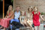 Wassenaar 19 juli 2013
Fotouur met Koning Willem Alexander koningin Maxima en de prinsesjes Amalia Alexia en Ariane bij hun huis op de horsten. Ook hun hond skipper was daarbij aanwezig.
Peter Smulders bv